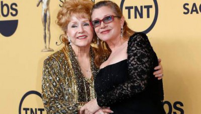 FILE PHOTO: Actress Debbie Reynolds poses with her daughter actress Carrie Fisher backstage after accepting her Lifetime Achievement award at the 21st annual Screen Actors Guild Awards in Los Angeles, California January 25, 2015. REUTERS/Mike Blake/File Photo